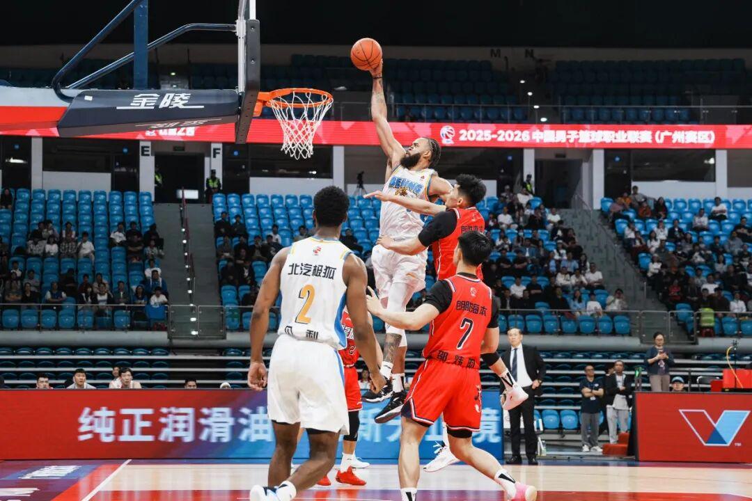 开云体育官网-飞起来就隔扣！NBA冠军中锋打CBA太轻松了……